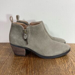 NWT Vionic Vivien Cecily Waterproof Ankle Boot Women’s Size 6.5 Stone